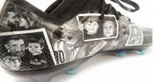 <font style='color:#000000'>Lionel Messi receives a pair of hand-painted boots</font>