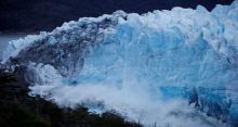 <font style='color:#000000'>Ice bridge collapses in Argentina</font>