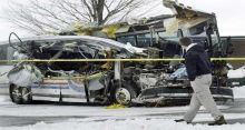 <font style='color:#000000'>Bus crash in Canada leaves 14 dead</font>