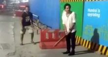 <font style='color:#000000'>Sachin playing ‘gully cricket’ (Video)</font>